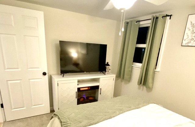 Brand New Boho Cabin in the Woods with Farm Animals near Frankenmuth NO PETS