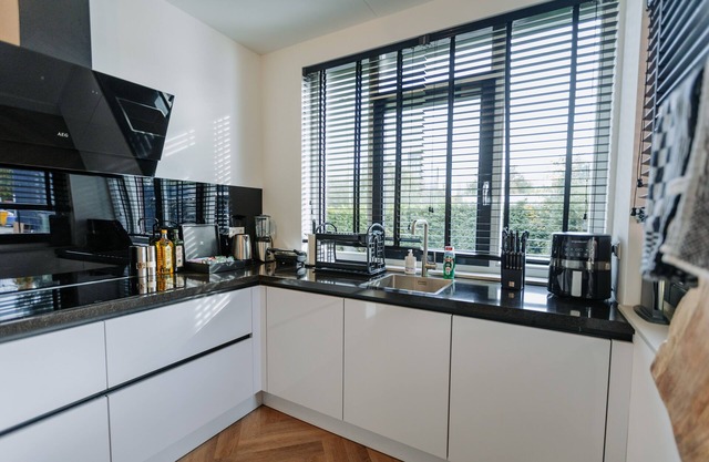 Brand new Bright & Luxurious 6 Bedroom /12 bed Villa in Amsterdam