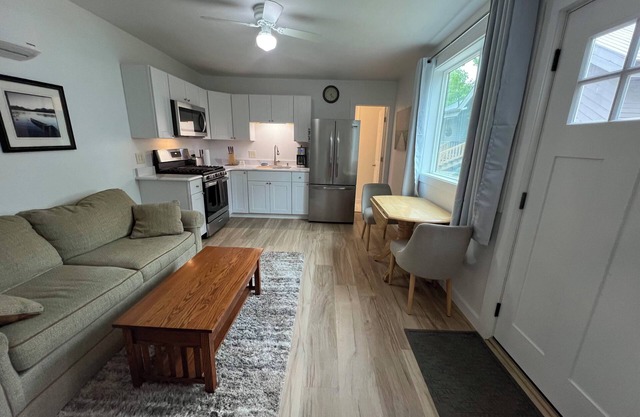 Brand new build- 1-bedroom cottage on main channel with WiFi