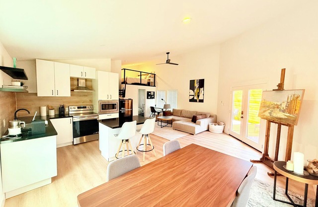 Brand new, Charming 1 bedroom and open loft-bedroom-cottage in peaceful Houston