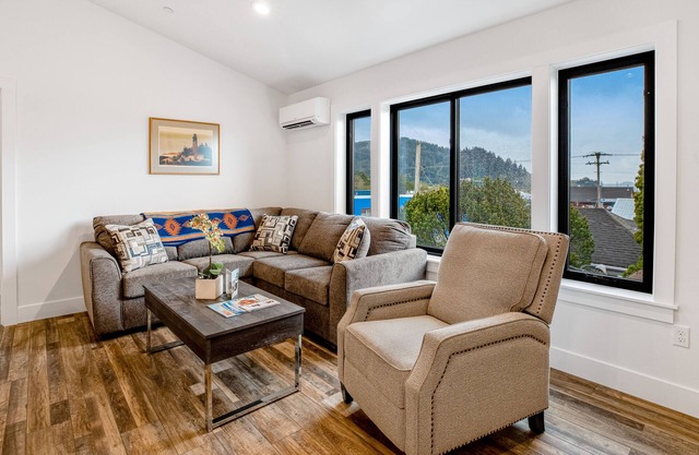 Brand new downtown apartment w/AC & washer/dryer - near beach