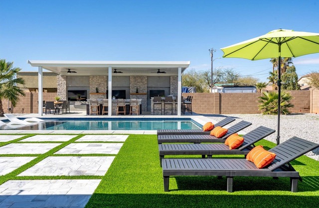 Brand New Heated Pool | 6BR Escape | Golden Tee