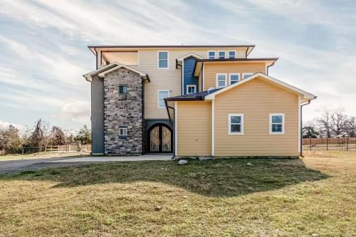 Brand new house 3 floors 8 bedrooms