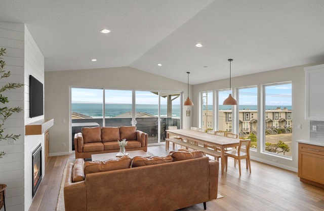 Brand New Lavish Townhome Duplex w 2 Private Hot Tubs & 2 Saunas