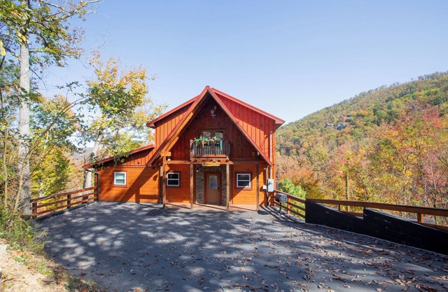 Brand NEW Luxury 5/5.5 Cabin! Great Mountain View, Indoor Pool, Fireplace.