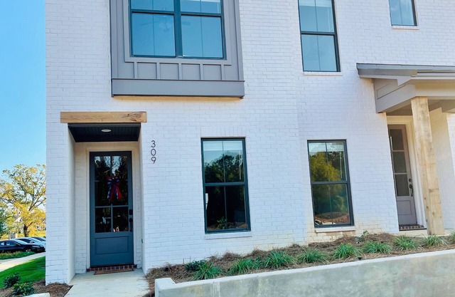 Brand new Luxury Townhome condo 1.7 mi to square!