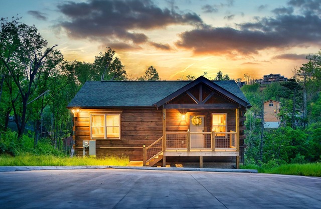 Brand New Modern Cabin! Hot Tub + Fireplace! Near GSMNP + Downtown!