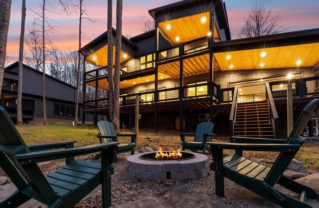 Brand New Modern Creekside Cabin 5-bdrm 5-Bath/Pool/HotTub