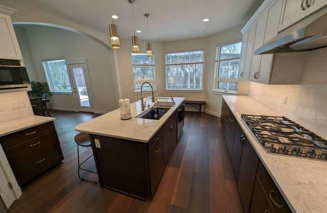 Brand new mountainside retreat with beautiful views close to town!