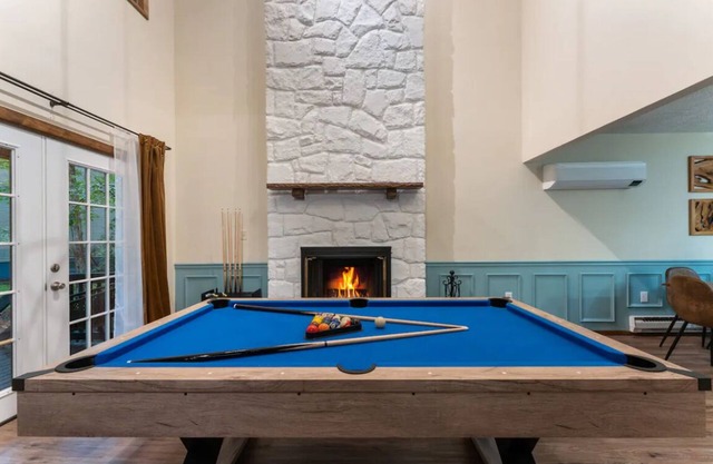 Brand New Poconos Retreat! Hot Tub. Game Room.