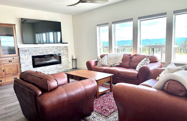 Brand new ski in/ski out condo with mountain view and hot tub