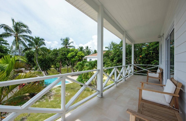 Brand New Stylish Apartment, Pool and Beach Access, Short Walk to Town