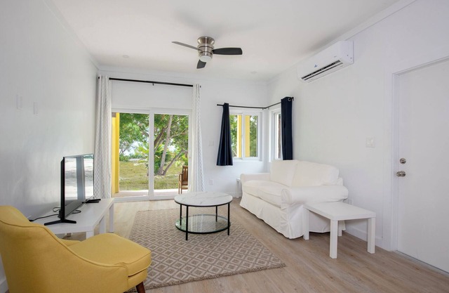 Brand New Stylish Apartment, Pool and Beach Access, Short Walk to Town