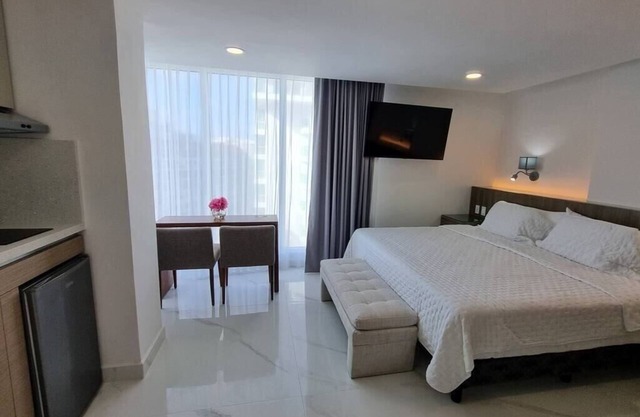 Brand new studio at the beach, gym, pool, jacuzzi, spa