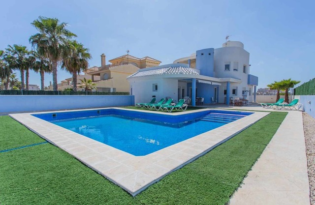 Brand new villa with pool next to the Mediterranea