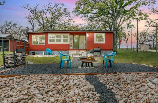 Brandi's Bluebonnet Bungalow | 1/1 | Pets Welcome w/fee | King Bed | Fire-pit & Grill