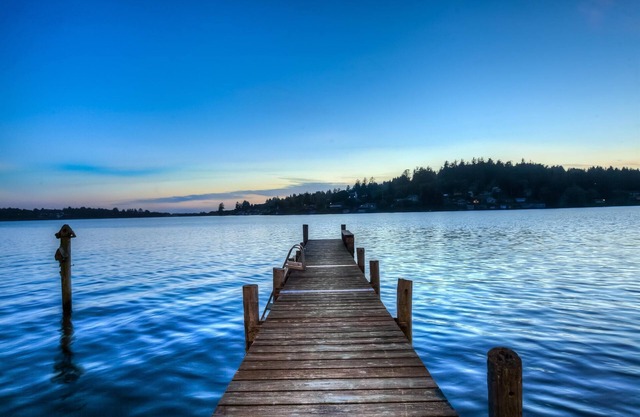 Brannholm Glass Lakefront Home -Pet friendly