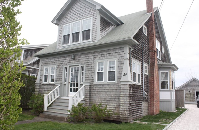 *Brant Point Home- Walk to BEACH,TOWN, EVERYTHING! Deck,Outdoor shower