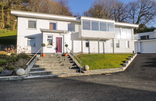 BRANTLEA, pet friendly, with hot tub in Bowness-On-Windermere