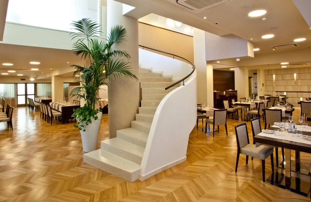 Breaking Business Hotel