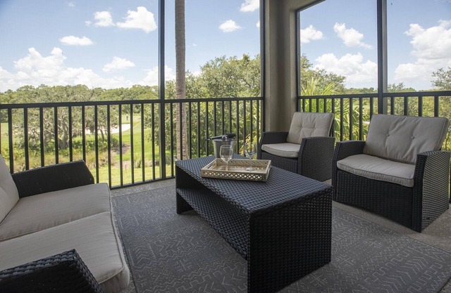 Breathtaking 2nd floor 3bed/2bath corner unit Condo in Lakewood National - Hosey