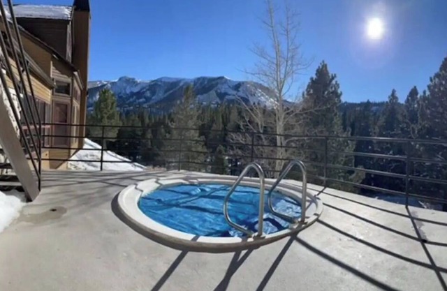 Breathtaking Hot Tub Views and Walk to Eagle Lift!