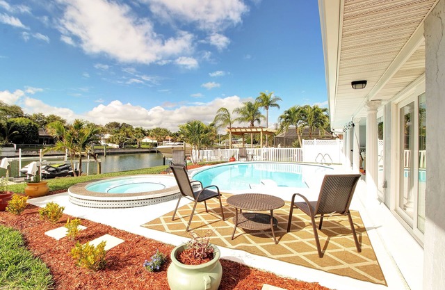Breathtaking Oasis Retreat in St. Pete! Stunning Sunsets and Poolside Paradise!