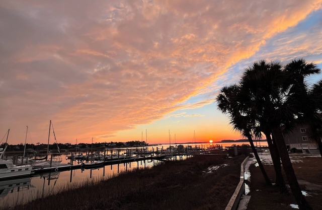 Breathtaking panoramic waterfront views, 15 minute walk to downtown with pool!