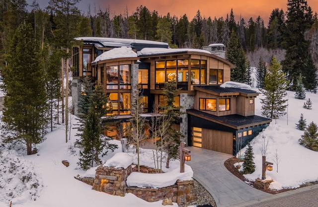 Breathtaking Ski-in/Ski-out Home + Mtn Views + Hot Tubs - The Bear’s Den