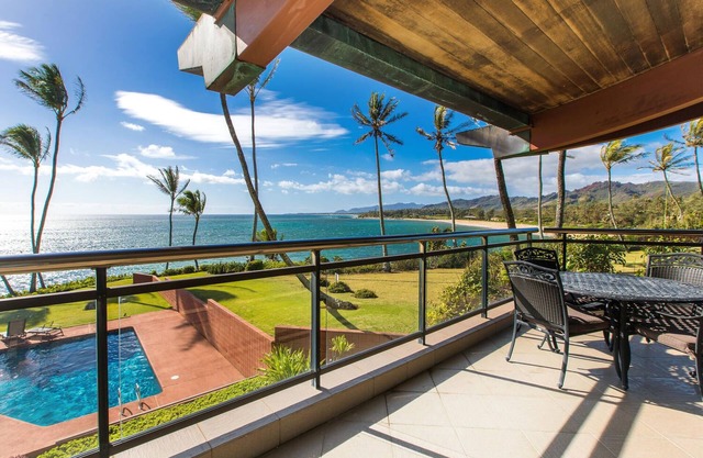 Breathtaking Sunrise View Oasis 3 Bedroom Sleeps 6, Oceanfront Luxury, Pool & AC