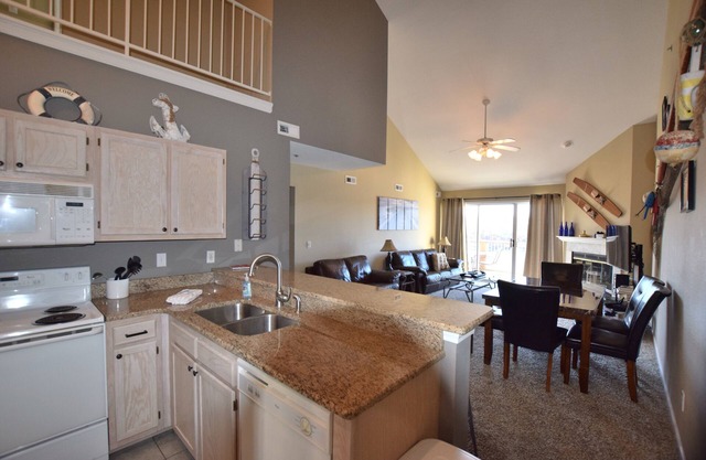 Breathtaking view! 2 Pools & Beach - 4 Enclosed Bedrm/3 bth/40' BoatSlip Avlb.