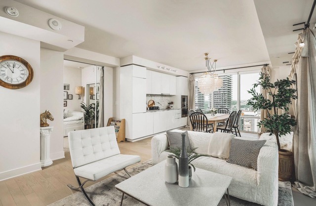 Breathtaking View Condo in Central DT Toronto w/ Free Parking