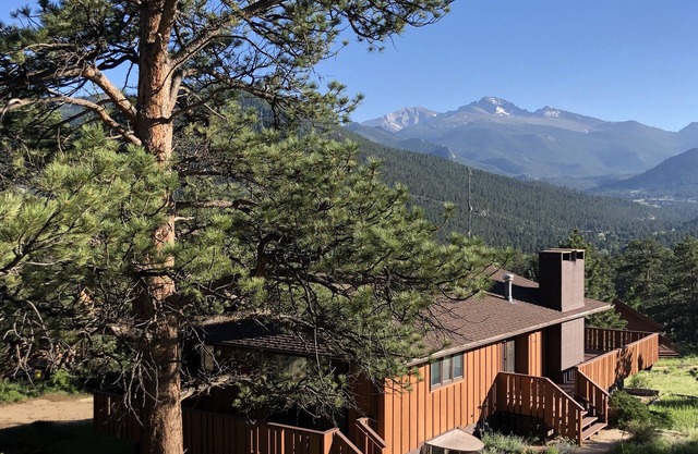 Breathtaking Views, Huge Deck, Private, Fireplace, 4 Bedroom 2 Bath, Sleeps 10nn