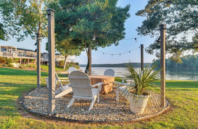 Breathtaking Views & Deck: Badin Lake House!