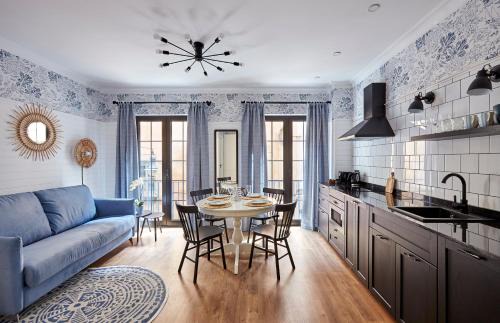 "Breeze" Aparthotel by Parrot`s House