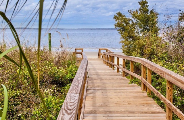 Breezy Palms on the Bay! Dolphins, Pool, SB&RC Beachfront Condos