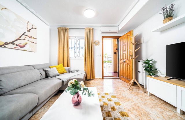 Breezy Shores – Elegant Townhouse by the Beach