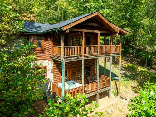 Briar Brook - Private Smoky Mountain Luxury Log Home with 2 Fireplaces, Hot Tub & Community Pool