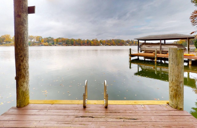 Briarcliff - 3000 sq ft waterfront home w/private dock, 2 kitchens & pool table