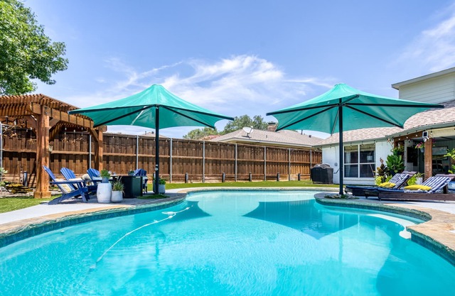 Briarhurst Cottage - Central Dallas Home with Pool