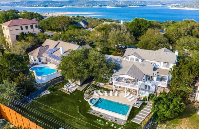 Brides: Private Pool, BBQ, Hot Tub, Pool House & Foosball in Lake Travis!