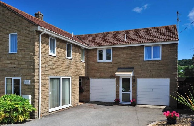BRIDGE HOUSE APARTMENT, pet friendly, with a garden in Charmouth