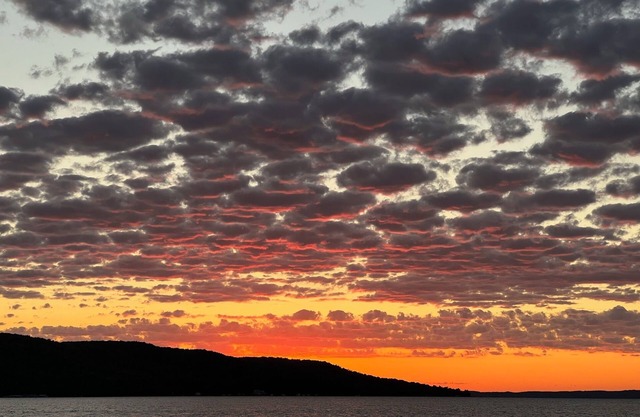 Bridges Hideaway- Crystal Lake access on Outlet Bay, quiet street