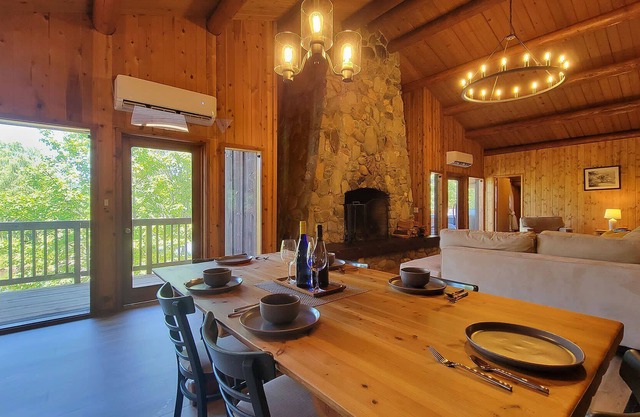 Bridgeview Winery Suite With Gorgeous Mountain Views and Scenic Outdoor Space!