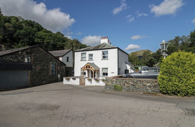 BRIERY HOUSE, pet friendly, character holiday cottage in Keswick