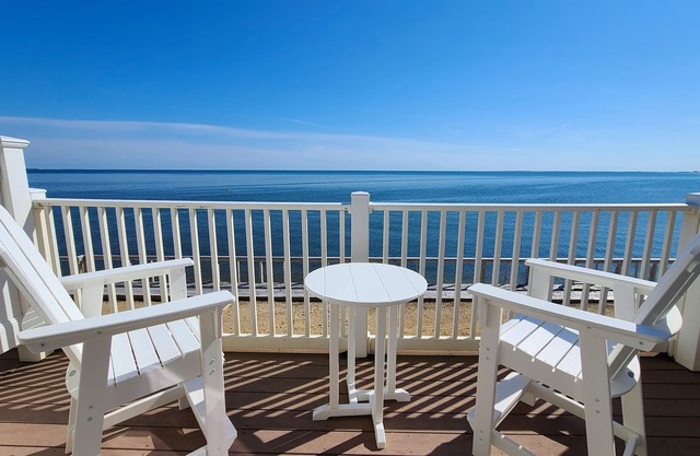 Bright 1BD Bayfront Condo-RIGHT ON THE BEACH, Amazing Waterfront & Provincetown Views, A/C
