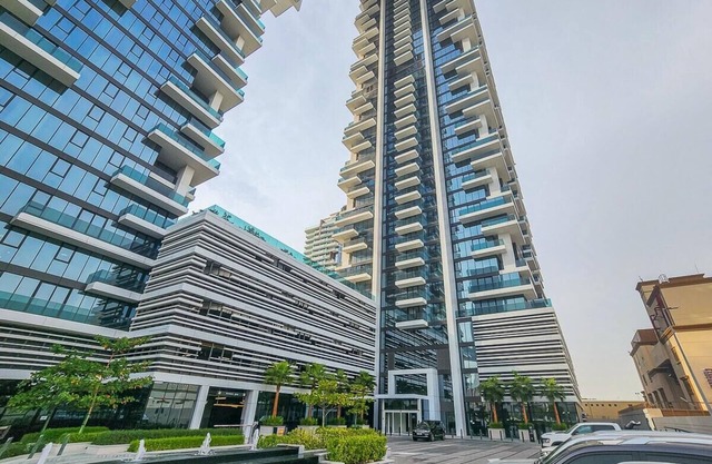 Bright 1BR w City Views Close to Metro Station!