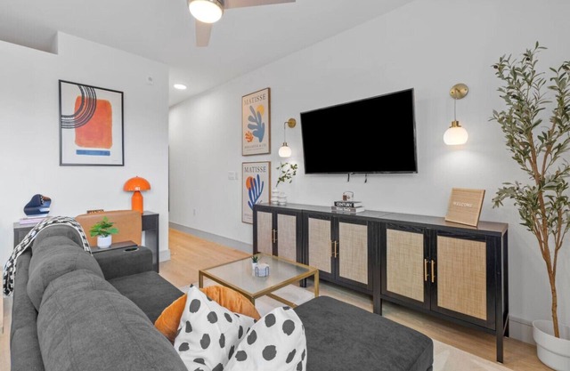 Bright 1BR|Wi-Fi & Smart TV|Gated Apt Near Domain