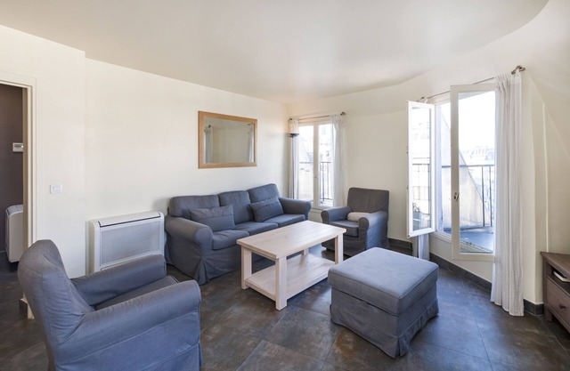 Bright 2 BD 2 BTH with AC & elevator near Opera, great views, insurance included