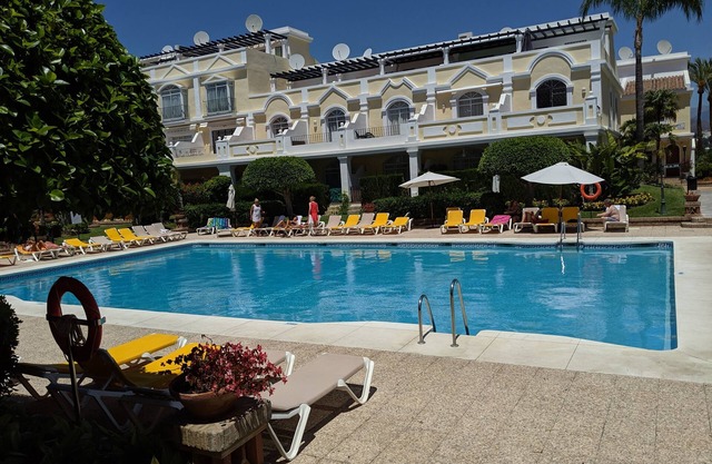 Bright 2 bedroom apartment in a great location! 3 Pools, Private Parking!